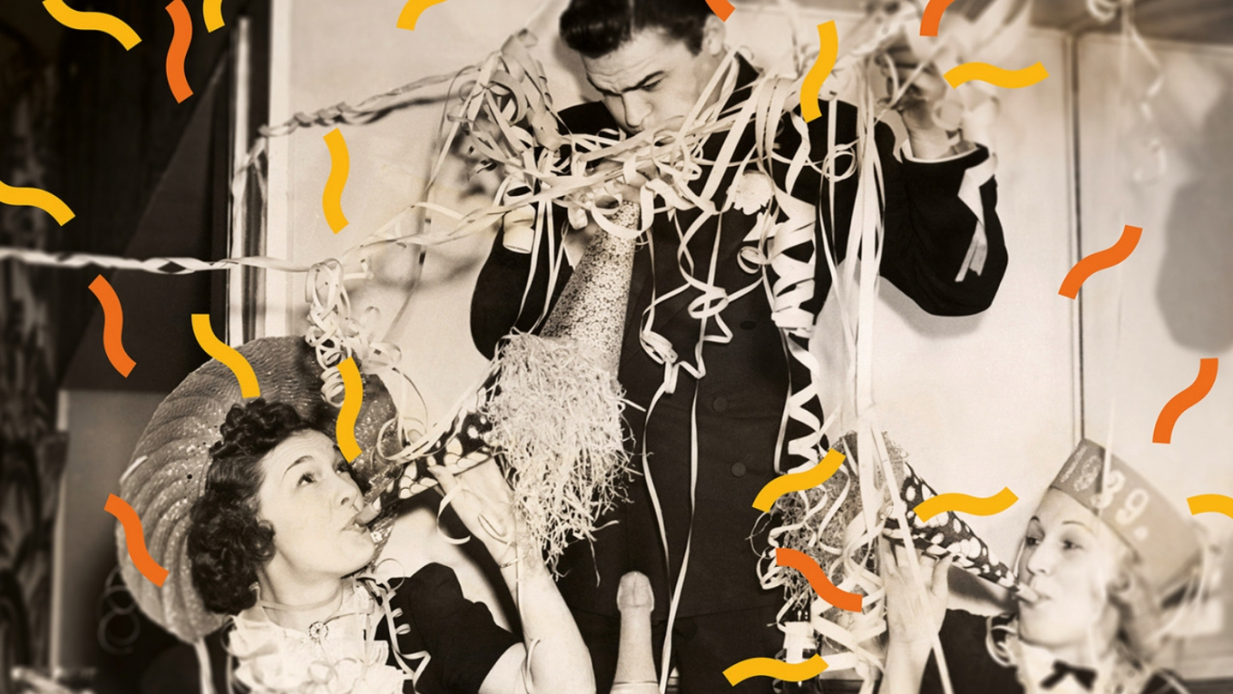 Ein schwarzweiß Foto von einer Silvesterparty, ein Mann und zwei Frauen feiern ausgelassen, es fliegen Luftschlangen, alle benutzen ihre Party Tröten.