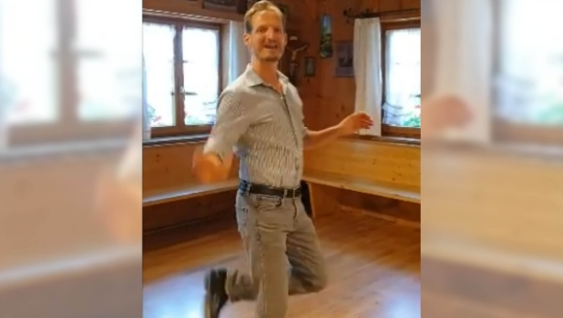 Der Tanzmeister Magnus Kaindl zeigt einzelne Schritte in einem Video.