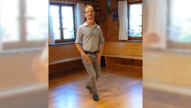 Der Tanzmeister Magnus Kaindl zeigt einzelne Schritte in einem Video.