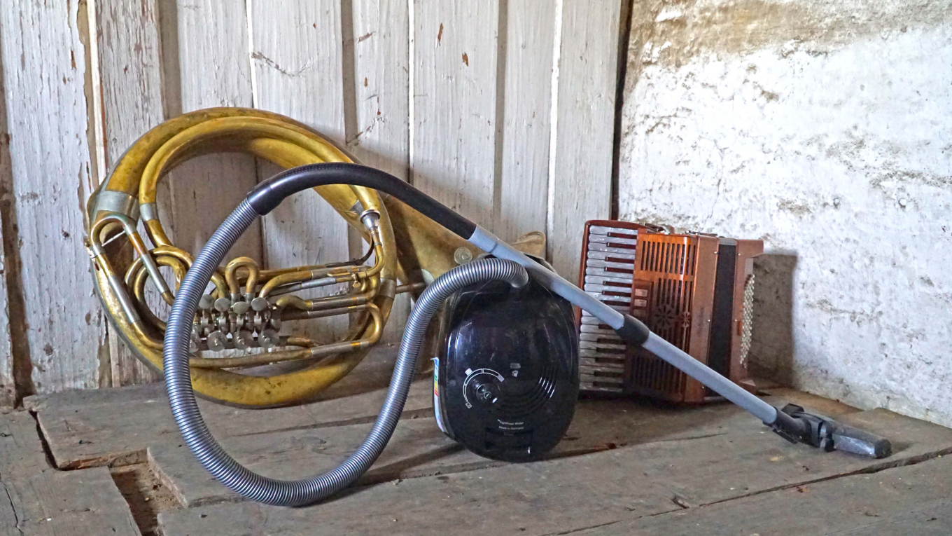 Eine Tuba, eine Ziach und ein Staubsauger liegen im Eck in einem Stadl.Foto: Johannes Sift