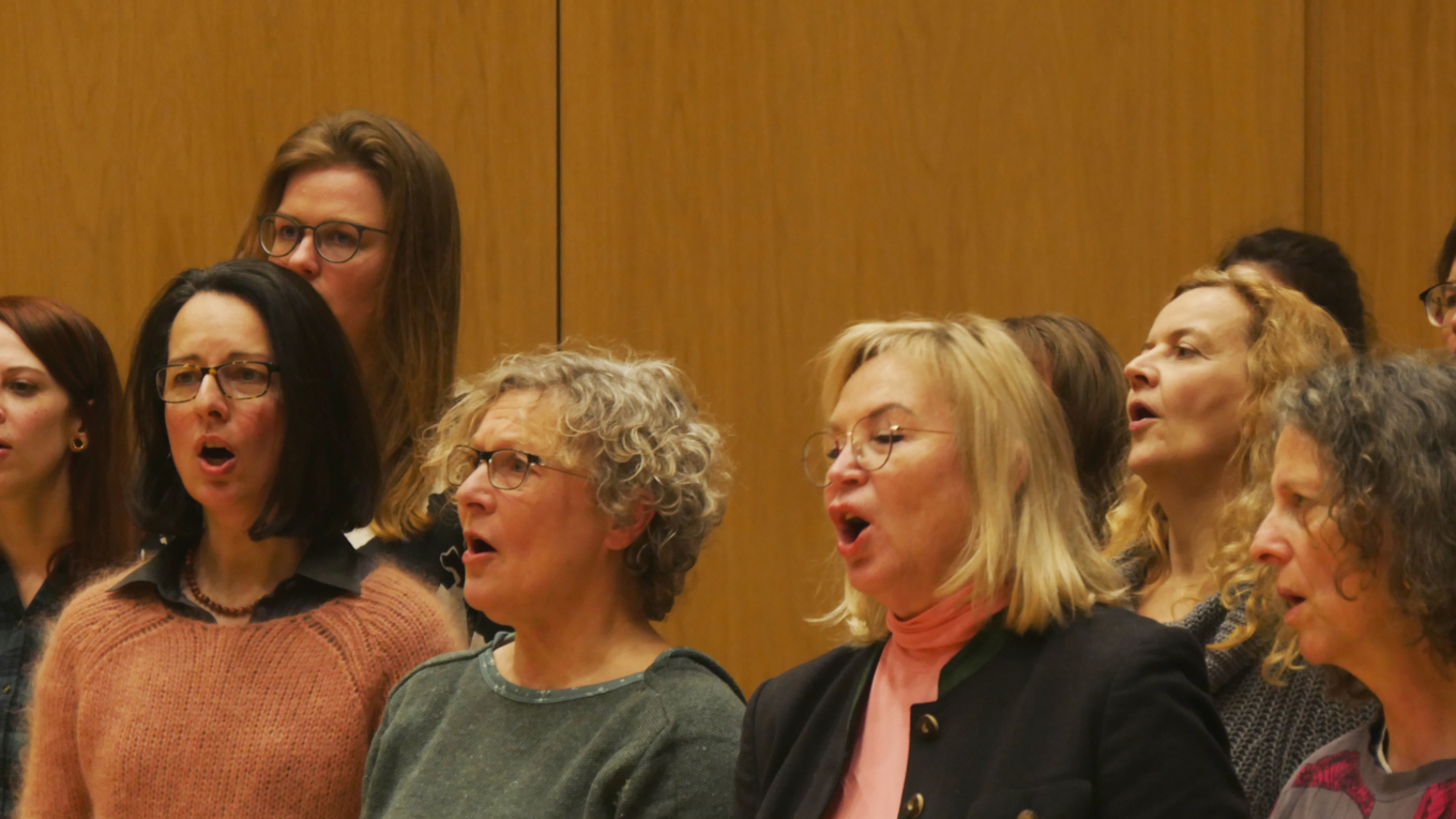 eine Gruppe von Frauen singt gemeinsam