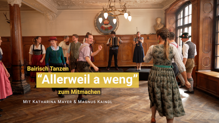 Vier Tanzpaare in Tracht tanzen mit Livemusik in einem alten Wirtshaussaal.