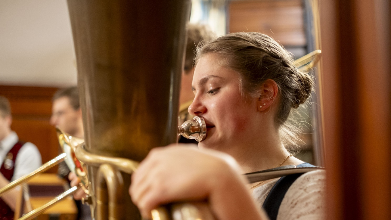 Junge Frau spielt Tuba