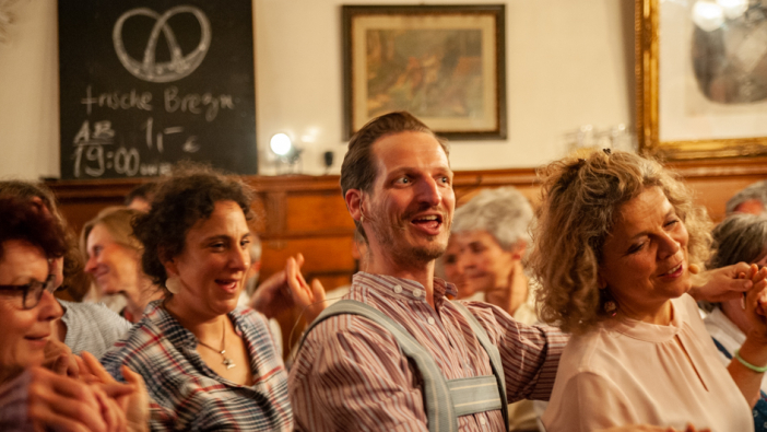 Menschen tanzen gemeinsam