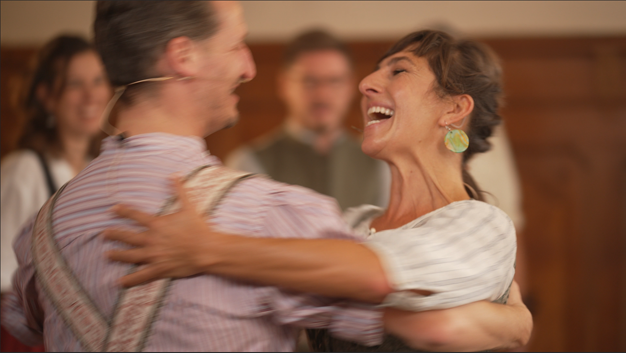 Mann und Frau tanzen Arm in Arm