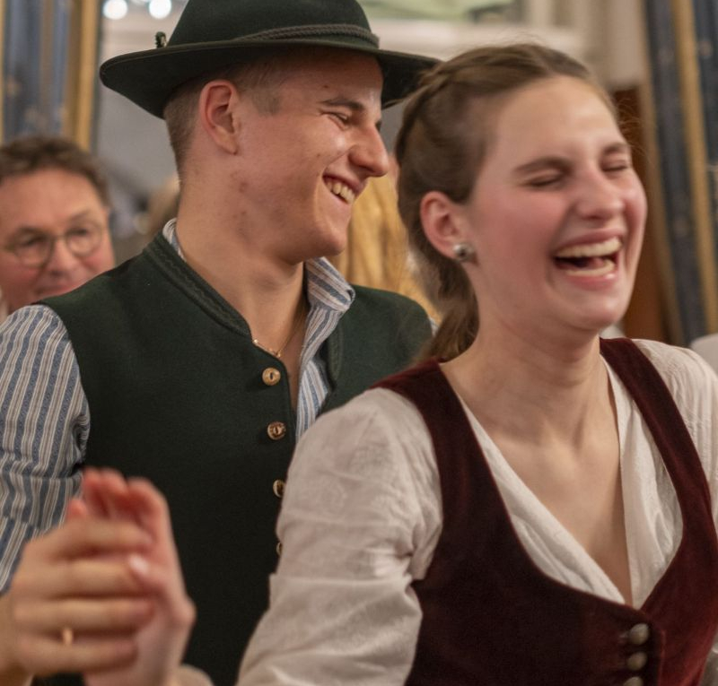 zwei Tänzer, die lachen